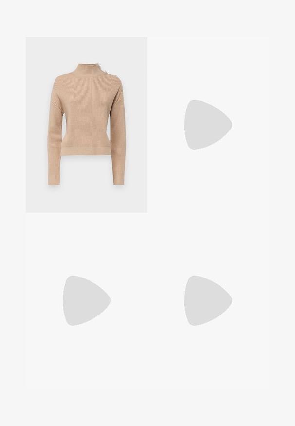 Bežový rebrovaný sveter s vysokým golierom a dlhými rukávmi. Obsahuje ramenné gombíky a priliehavý strih. Textúrovaná pletenina.; Čierne široké nohavice s vysokým pásom, skladmi vpredu a opaskom s prackou. Vyrobené z hladkej, ľahkej textílie.; Čierne lakované kožené sandále na vysokom opätku s otvorenou špičkou, širokými remienkami, nastaviteľnou prackou a geometrickým blokovým opätkom.; Čierna kožená kabelka s textúrou jemných bradavíc, zakriveným tvarom, horným zipsom, striebornými kovaniami a hnedou visačkou. Má akcent v podobe loga.