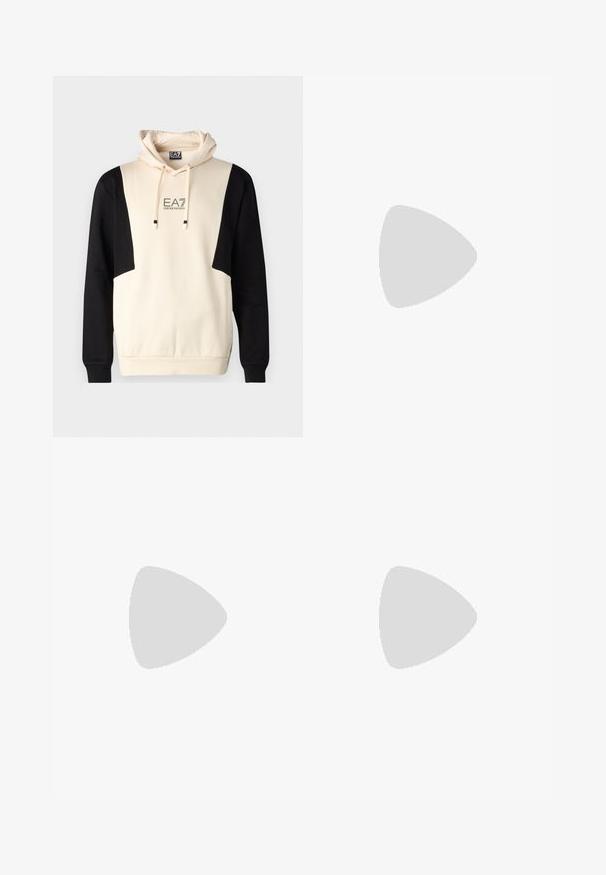 EA7 Emporio Armani FELPA - Felpa - whitecap; T-shirt bianca a maniche corte con il logo "EMPORIO ARMANI MILANO" centrato sul petto in rilievo sottile.; Pantaloni neri a sigaretta con cintura elastica, dotati di due tasche laterali e una striscia bianca che scorre lungo la gamba esterna. Texture liscia.; Sneaker bianchi con finitura in pelle testurizzata, punta arrotondata e accentuazione nera sul tallone. Suola in gomma con piccolo motivo di battistrada e dettagli cuciti.
