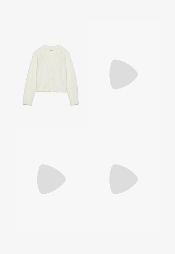 Cardigã branco texturizado com decote em V, mangas longas e cinco botões na frente. Material suave e felpudo com um design cropped.; Calças largas castanhas feitas de tecido texturizado, com uma cintura alta, pregas e corte direito, com bainhas limpas.; Sapatos planos pretos com um pequeno laço na ponta, emparelhados com meias-calças caneladas castanhas escuras. Os sapatos têm uma textura suave e um design discretamente baixo.; Bolsa de mão em couro sintético preto com textura de crocodilo, topo franzido e alça enrugada. Apresenta um design suave e compacto.