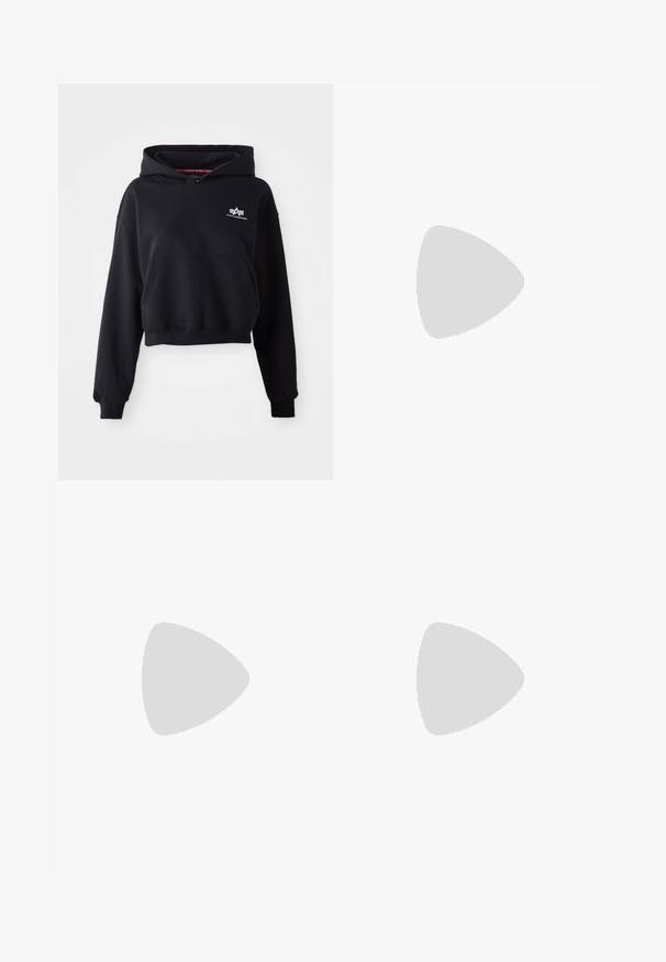Haut à capuche noir court en tissu doux, avec une poche avant, un cordon de serrage sur la capuche et un petit logo blanc sur la poitrine.; Pantalons cargo larges noirs avec une taille élastique, dotés de deux poches cargo latérales, en tissu léger et avec une texture lisse.; Haut de tank court vert avec bord blanc, associé à un pantalon large crème. Le mannequin tient un petit sac noir. Baskets simples.; Boucles d'oreilles en argent en forme de arc avec une finition polie. Comprend une surface texturée et un design courbé, avec un fermoir à tige.