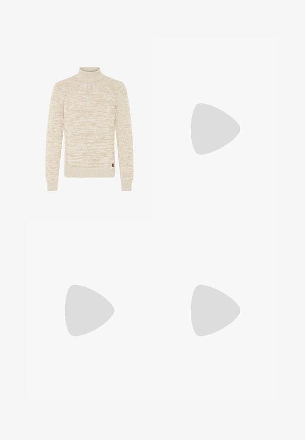 Beige och vit mönstrad stickad tröja med långa ärmar och hög polokrage, med en liten brun märkesetikett nära fållen.; Smala jeans i blekt grå denim, med slitna detaljer vid knäna, kombinerat med vita sneakers. Slät struktur, slim fit-design.; Vita lädersneakers med perforeringar, rund tå, platt sula och tjocka snörning, med en synlig swoosh-logga och "AIR" på hälen.; Snygg klocka i silverfärgad rostfritt stål med en marinblå urtavla, metalliska timmarkörer och en datummarkering vid klockan tre. Vattentålig ner till 50 meter.