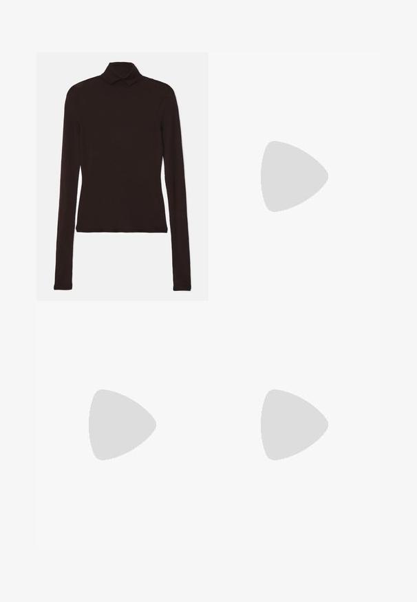 Tiger of Sweden AMINHA - Striktrøje - dark chokolate; Sorte skræddersyede bukser med lige ben og en livrem med bæltesløjfer, der har en blanding af matte og glinsende stofpaneler.; Sort læder åben tå mule med et slankt, buet design, høj stiletto hæl og glat tekstur. Indersiden har en kontrasterende lys farve.; Sort, blødt lædertaske med et unikt snoet design. Har et kort håndtag og en aftagelig skulderrem. Minimalistisk stil.