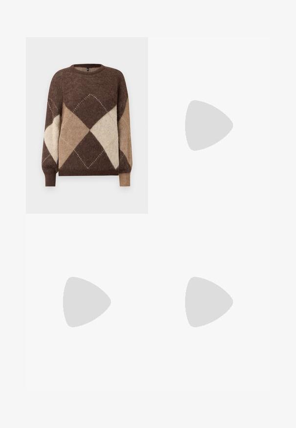 Un pull en maille à motif argyle marron et beige avec des manches longues et des poignets côtelés sur un fond blanc.; Jean large en denim bleu foncé. Présente des coutures contrastées, cinq poches et une fermeture par bouton à la taille. Texture lisse.; Chaussures plates noires avec un petit nœud au niveau des orteils, associées à des collants côtelés marron foncé. Les chaussures ont une texture lisse et un profil bas.; Pochette rectangulaire blanche en matériau brillant, avec une bandoulière en chaîne argentée. Le modèle pose en mettant en valeur le sac contre un fond uni.