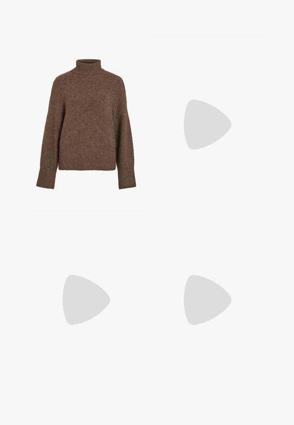 Hnědý rolákový svetr z měkkého, texturovaného materiálu. Má volný střih, žebrované manžety a lem a rovnoměrné pletení po celém svetr.; Kalhoty s širokými nohavicemi v měkké, tlumené šedé látce, s páskem v pase a sklady pro přidaný designový detail. Hladká textura, bez vzorů.; Hnědé kožené sandály s kříženými pásky, uzavřením na přezku u kotníku a plochou podrážkou s minimem švů.; Hnědá kožená taška přes rameno s hladkou texturou, otevřeným designem a dvěma ramenními popruhy. Obsahuje minimální švy a žádné viditelné kovové prvky.