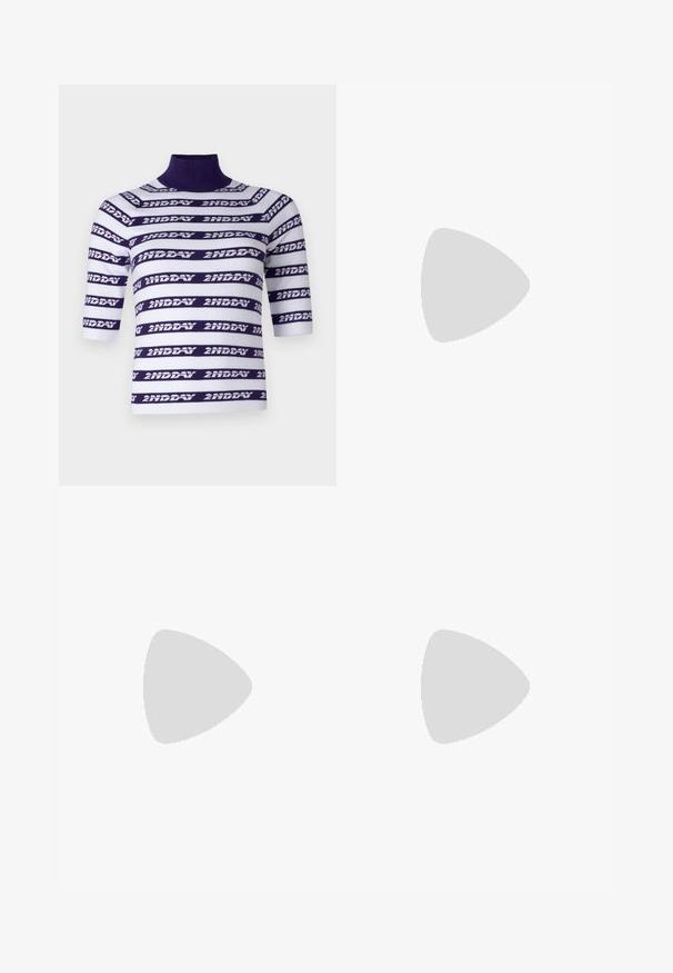 Maglia a maniche corte lavorata a maglia con collo alto, caratterizzata da righe orizzontali bianche e viola decorate con il testo "2ND DAY."; Pantaloni neri su misura con un design a gamba dritta, caratterizzati da una texture liscia e pieghe ben definite sul davanti. Senza hardware visibile.; Sandalo con tacco in pelle nera, con cinturino alla caviglia regolabile, design open toe e tacco quadrato. Texture liscia, stile minimalista.; Borsa a mano in pelle nera con un design strutturato, caratterizzata da una forma corta, manico superiore e accessori in metallo dorato. Inclusa tracolla regolabile.