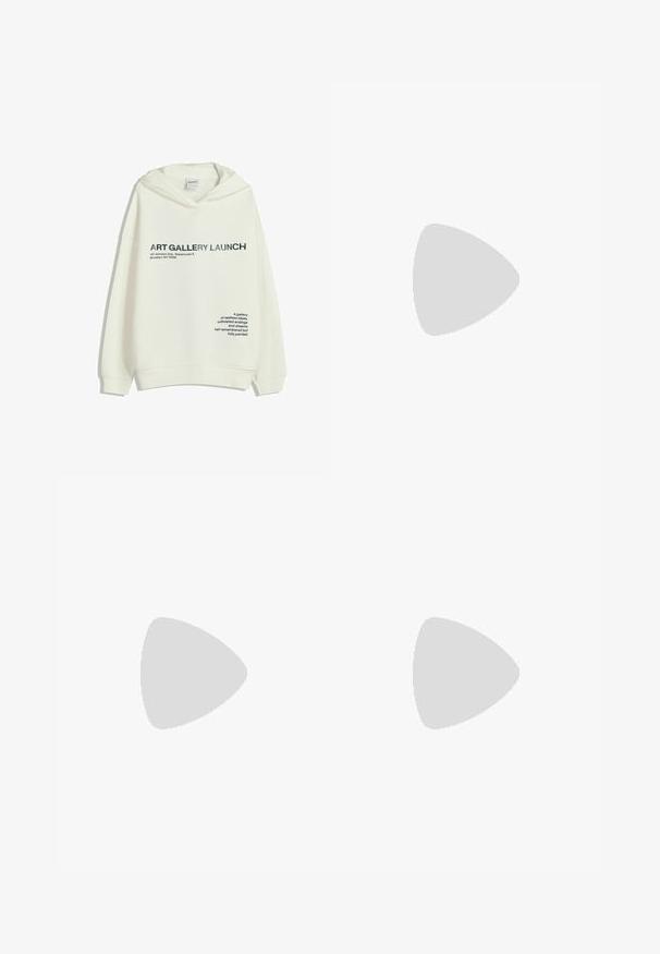 Felpa bianca con testo nero "LANCIO DELLA GALLERIA D'ARTE, 147 Johnson Ave, Magazzino 5, Brooklyn, NY 11206" e una frase poetica sulla parte anteriore.; Pantaloni in denim nero con design a gamba dritta, cinque tasche, chiusura con bottone metallico e dettagli di cucitura sottili. Texture liscia.; Sandal in camoscio marrone con tacco alto, punta aperta, cinturino alla caviglia regolabile e suola a piattaforma striata.; Borsa hobo in morbido suede beige con una forma scomposta, ampia tracolla e un dettaglio di cucitura a mano lungo la parte anteriore.