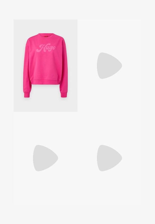 Sudadera rosa con cuello redondo y mangas largas. Presenta un destacado logo "Hugo" en relieve del mismo tono. Textura suave.; Jeans de mezclilla azul claros con cintura alta, corte de pierna ancha, dos bolsillos laterales y un diseño plisado. Textura suave con un acabado deslavado.; Tacones negros de piel sintética tipo slingback con punta afilada, que cuentan con un tacón delgado y un detalle en tono dorado en la correa ajustable. Textura suave.; Bolso de mano de cuero negro con un diseño estructurado, que presenta una forma recortada, asa superior y acentos en dorado. Correa de hombro ajustable incluida.