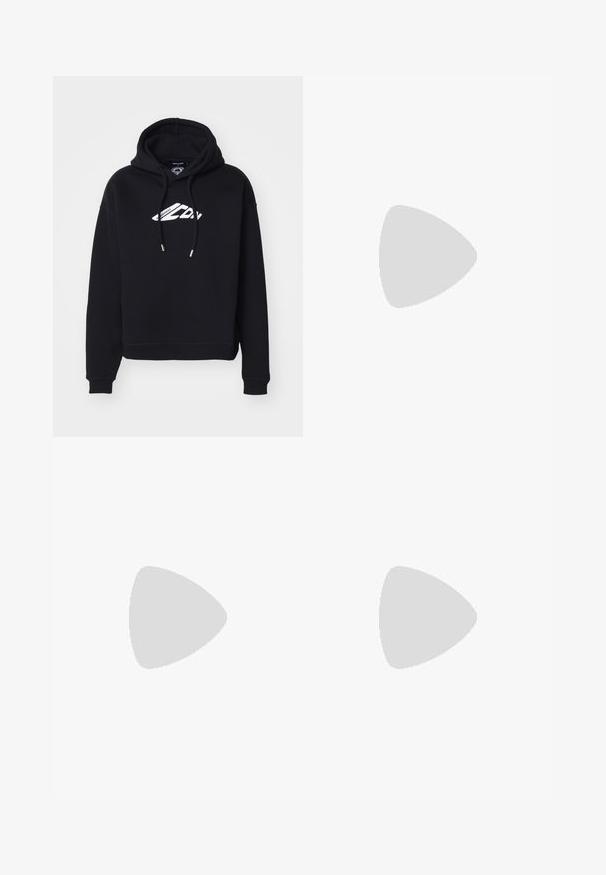 Haut de hoodie noir coupe courte en tissu doux, avec une capuche à cordon de serrage et un logo blanc sur la poitrine, doté de poignets et d'un ourlet côtelés.; Filippa K TERRY CROPPED TROUSERS - Pantalon classique - sage melange; Baskets en cuir blanc avec une finition lisse, bout arrondi, lacets plats et semelle texturée. Présente un logo discret sur le talon.; Lunettes de soleil noires rondes avec verres sombres et branches en métal fines. Comprend des embouts transparents et des accents argentés au niveau de la charnière. Design minimaliste.