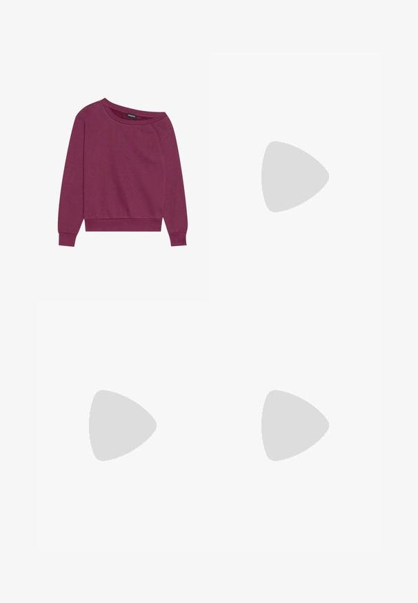 Felpa magenta a spalle scoperte con maniche lunghe, polsini e orlo a coste. Realizzata in tessuto morbido, presenta una vestibilità rilassata e una texture liscia.; Pantaloni neri a gamba larga realizzati in un tessuto liscio e lucido, con una vita elastica e senza tasche visibili o dettagli in metallo.; Sneaker nere in tela con lacci bianchi, punta in gomma bianca e una suola intermedia bianca e spessa. Presentano cuciture bianche sottili e una suola in gomma.; Occhiali da sole neri rettangolari con lenti scure e montatura spessa opaca. Le asticelle sono leggermente affusolate con una texture liscia.