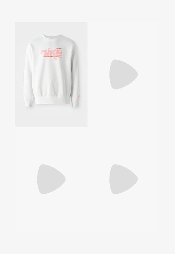 Sweatshirt branco feito de uma mistura de algodão. Apresenta um grande logótipo "nike" em vermelho com padrão de pontos e o texto "International Sportswear" abaixo. Swoosh vermelho da Nike na manga.; Jeans de denim azul claro com design de perna reta, apresentando uma cintura de altura média, cinco bolsos e um fecho de botão e zíper.; Mocassim de couro preto com um detalhe de franjas, apresentando uma sola preta robusta e costura amarela ao longo da borda. Acabamento texturizado.; Colar de metal prateado em três camadas, com correntes flexíveis e elegantes que possuem um leve brilho, fechado com um fecho de lagosta e corrente ajustável.