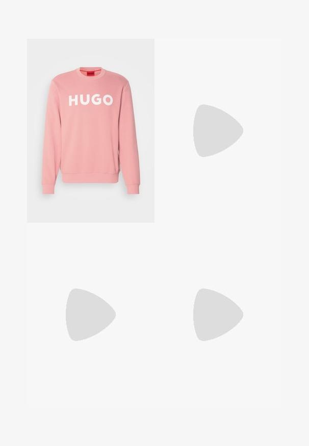 Różowy sweatshirt wykonany z bawełny z okrągłym dekoltem. Posiada duże białe logo "HUGO" z przodu oraz ryflowane mankiety.; Biała bawełniana koszulka z krótkimi rękawami, okrągłym dekoltem i czarnym logo "HUGO" na piersi. Gładka tekstura, luźny fason, bez wzorów.; Czarne dżinsowe spodnie z prostą nogawką, widocznym przeszyciem i zapięciem na guziki z przodu. Zawierają dwie kieszenie boczne oraz dwie kieszenie z tyłu.; Czarny botek za kostkę o gładkim wykończeniu, z elastycznymi bocznymi panelami i kontrastującą czerwoną pętelką, z grubą gumową podeszwą i zaokrąglonym noskiem.