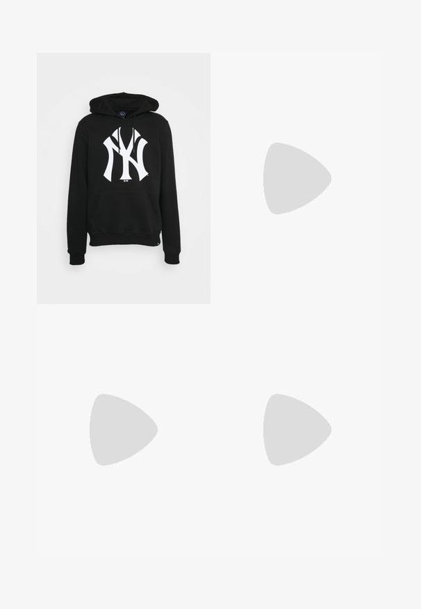 '47 NEW YORK YANKEES BURNSIDE HOOD - Camisola - jet black; Pessoa jovem com cabelo trançado a usar uma camiseta Nike cinza claro e calções Nike pretos em fundo branco liso.; Calças cargo bege em um material de algodão leve. Apresenta punhos elásticos, múltiplos bolsos laterais e um fecho de botão.; Sapatilhas de couro branco com perfurações, biqueira redonda, sola plana e atacadores grossos, apresentando um logotipo swoosh visível e "AIR" no calcanhar.