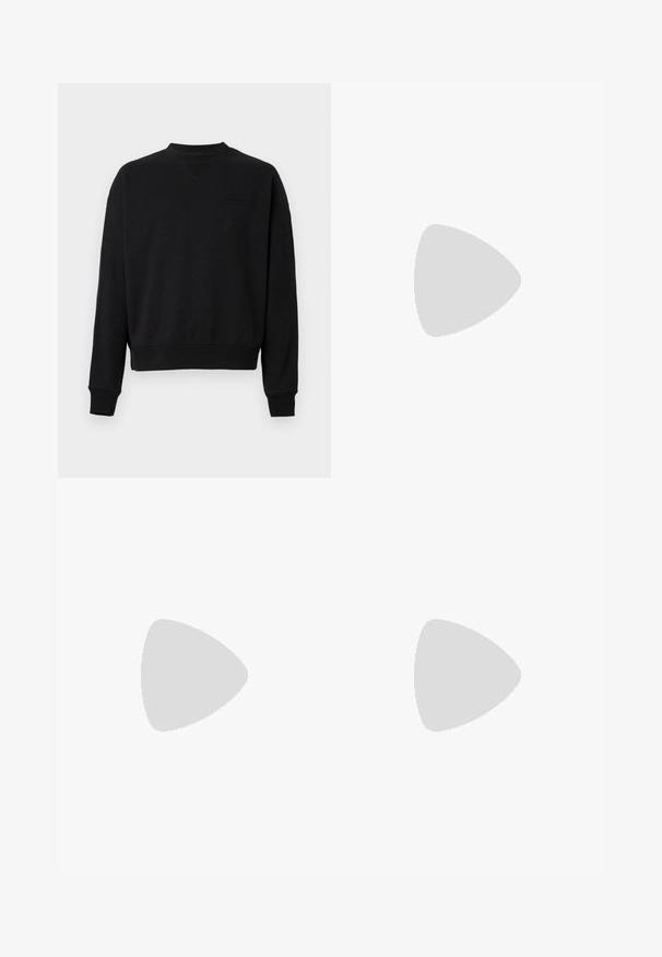Sudadera negra hecha de tela suave, con cuello redondo, mangas largas y puños acanalados. Branding sutil en la parte delantera.; Pantalones negros con un diseño de frente plisado, hechos de una tela suave. Cuentan con un cierre de botón y pasadores para cinturón; corte recto.; Zapatillas de ante negras con cordones blancos y tres rayas blancas. Presentan un logotipo circular negro en la lengüeta y una suela de goma color caramel.; Gafas de sol con marco de metal y lentes ovalados verdes. Marco delgado de metal plateado y puntas de las orejas negras. Diseño minimalista, sin logotipos visibles.