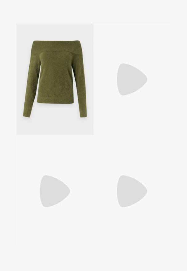 Sweter odsłonięty na ramionach, z długimi rękawami w oliwkowym kolorze, wykonany z miękkiego, teksturowanego materiału z prążkowanym dekoltem i gładką częścią ciała.; Jasnoniebieskie dżinsy w kształcie dzwonów, wykonane z denimu, z wysokim stanem, pięcioma kieszeniami i delikatnym gradientowym blaknięciem w kierunku dołu nogawki.; Czarne sandały na obcasie z wieloma krzyżującymi się paskami. Gładki materiał, szpiczasty czubek i wąski obcas. Regulowany pasek wokół kostki z klamrą.; Czarna skórzana torebka kopertowa z klapką i detalem w postaci złotej metalowej klamry. Zawiera czarny pasek oraz elegancki, minimalistyczny design.; Złote kolczyki w kształcie kółek o gładkim, błyszczącym wykończeniu. Okrągły design z małym klipsem i przezroczystym zapięciem zapewniającym bezpieczne noszenie.