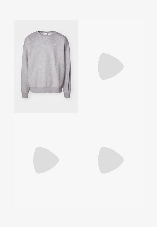 Γκρίζα φούτερ από βαμβακερό μείγμα, με στρογγυλή λαιμόκοψη, ριμπ μανσέτες και στρίφωμα, με μικρό λευκό λογότυπο στο αριστερό στήθος.; Μαύρες φόρμες από μαλακό ύφασμα, με ελαστική μέση και κορδόνια, με μανσέτες στους αστραγάλους και μια μικρή λεπτομέρεια λογότυπου στο πλάι.; Λευκό αθλητικό παπούτσι Nike Air Max 90 με άνω μέρος από διχτυωτό και δερμάτινο υλικό, τρυπητό μπροστινό μέρος και ορατή μονάδα αέρα στη φτέρνα.; Μαύρα γυαλιά ηλίου με ματ φινίρισμα, ορθογώνιους φακούς, ελαφριά καμπύλη στους βραχίονες, διακριτική λεπτομέρεια λογότυπου και φακούς με καπνιστό τόνισμα.