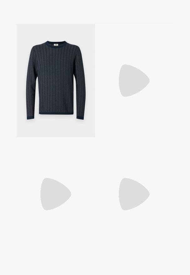 Sweater de malha azul-marinho com padrão de espinha de peixe, gola redonda e mangas longas com punhos e bainha em azul-marinho contrastantes.; Camisa de algodão branca de mangas longas com decote redondo, fendas laterais na parte inferior e uma textura suave, mostrada de trás.; Calças de ganga azul claro com um design de perna reta, cinco bolsos, fecho de botão, desgaste mínimo e detalhes de costura em contraste.; Sapatilha branca com um cabedal em couro liso e de perfil baixo. Apresenta um bico redondo, seis ilhoses e uma sola de borracha texturizada.