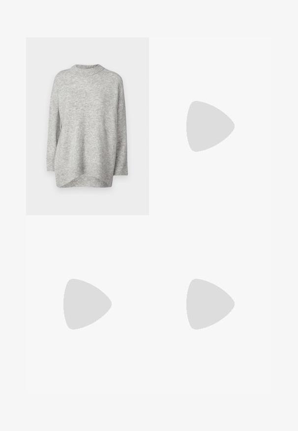ONLY Petite ONLSILJA LOOSE PULLOVER - Pulover - light grey; Črne hlače z oblikovanim krojem, ki imajo stranske žepke in ravno nogavico. Narejene so iz gladkega, lahkotnega materiala z elegantnim zaključkom.; Črne lakirane gležnjarje z ošiljenim nosom in srednje visokim blokastim peto. Gladka tekstura in minimalističen dizajn.; Črna torbica z strukturirano obliko, gladko teksturo in kovinskim zaponko. Ujemajo se z širokimi črnimi hlačami in odprtimi sandali na lesenem tleh.