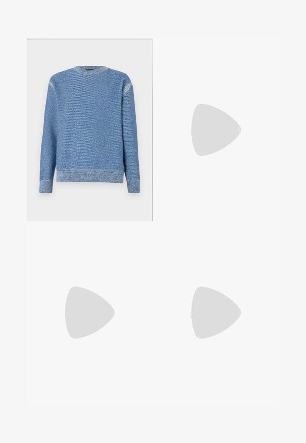 Pulover tricotat albastru cu un model texturat, decolteu rotund și manșete și margine ribbate. Țesătura pare moale, cu o grosime medie.; Jeanși din denim de culoare albastru închis, cu picior drept, cusături vizibile, design cu cinci buzunare și închidere cu nasture la talie.; Adidași cu talpă joasă din suede bleumarin, cu talpă albă, șireturi bleumarin și logo-ul 'Filling Pieces' în aur pe lateral.; Geantă de piele neagră pentru birou, cu două mânere superioare, un buzunar frontal și o curea detașabilă, având o branding subtil în partea de jos.