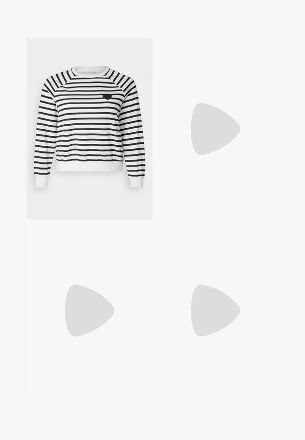 ONLY Carmakoma CARJUDY STRIPE HEART O NECK  - Sportinis megztinis - cloud dancer/night sky; Trys priderinti marškiniai: balti, pilki ir juodi. Kiekvienas turi plačią apvalią iškirptę ir trumpas rankoves. Pagaminti iš lygaus, tamprių audinio.; Juodai platėjantys kelnių, pagamintų iš tamprių medžiagų, kurie turi aukštą juosmenį ir lygią tekstūrą. Kelnės platėja nuo kelio.; Juodi aukštakulniai sportbačiai su baltais guminiu padu ir raišteliais. Ant jų yra apvalus logotipo lopas ir kontrastingos baltos siūlės. Pagaminti iš drobės medžiagos.