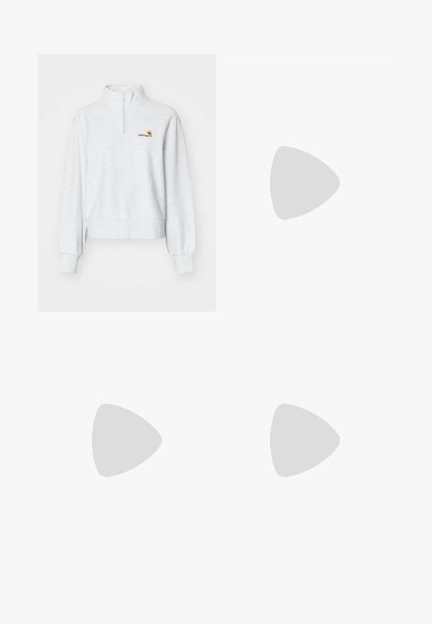 Grå fleece-pullover med halv-zip krage, ribbestrikkede cuffs og midje. Har et lite brodert logo i gul og burgunder.; Hvit bomulls t-skjorte med avslappet passform, korte ermer og en liten brodert logo på venstre brystområde.; Hvite denimbukser med høy livhøyde og vid passform. Har knapp og glidelås lukking, beltehekter og subtile sømdetaljer.; Samba-sneakers med en krem- og beige fargepalett, med tre lyseblå striper, hvite snørebånd og brune gummisåler.