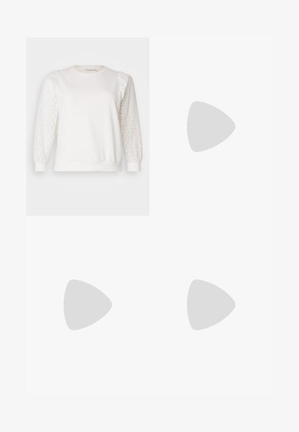 ONLY Carmakoma CARDONNA MIX ONECK  - Melegítőfelső - cloud dancer; Világoskék, trapézszárú farmernadrág, magas derékkal, öt zsebbel és egy gombos záródással. Puha tapintású, magasított effektusú anyag.; Ezüst színű sportcipő, texturált hálós felsőrésszel és irizáló díszítésekkel, tömbös fehér talppal és fűzős záródással.; Fehér szintetikus kézitáska, háromszög alakú, lapos előlap, masni részlettel, állítható pánttal, sima textúrával és minimalista dizájnnal.