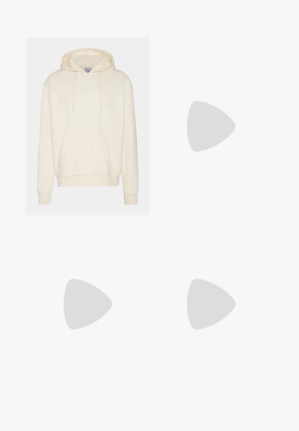 Felpa crema con cappuccio e lacci, tasca a marsupio, polsini e orlo a costine. Presenta un logo ricamato bianco sul petto.; Pantaloni lounge grigi in cotone con cintura elastica, cordoncino e due tasche laterali; design a gamba dritta, morbida al tatto, senza motivi.; Stivale alla caviglia in suede tan con collare imbottito nero, occhielli in metallo dorato, dettagli in cucitura bianca e suola in gomma robusta con battistrada pronunciato.; Occhiali da sole con una montatura in plastica grigia chiara e slanciata, design avvolgente, lenti scure e una superficie liscia. Presentano un branding minimale sul lato.