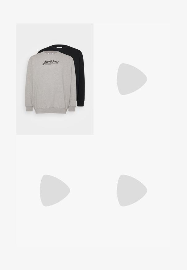 Divi garām piedurknēm svārki izstādīti: viens pelēks ar logotipu un otrs melns. Abiem ir apaļa kakla izgriezuma forma un ribota aproce.; Melnas kokvilnas T-krekls ar apaļu apkakli, īsām piedurknēm un taisnu apakšmalu. Gluda tekstūra; vienkāršs, nenovērots dizains.; Melni brīvie bikses ar krokotu priekšpusi, izgatavotas no gludas auduma. Iespējama poga aizdare un jostas cilpas; taisnu kāju forma.; Melni zamšaini sporta apavi ar baltiem šņorēm un trim baltām svītrām. Iekļauj arī apaļu melnu logotipu uz mēles un gumijas zoli.