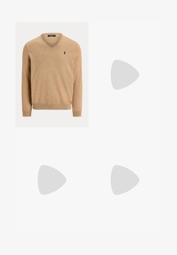 Pull beige à col en V et manches longues avec poignets et bas côtelés, arborant un petit logo brodé d'un joueur de polo bleu marine sur la poitrine gauche.; Chemise blanche à manches longues en coton. Dotée d'un col classique, de poignets à boutons et d'un petit logo brodé bleu marine sur la poitrine.; Pantalon en coton beige avec une coupe droite, doté de passants de ceinture, d'un devant plat et de ourlets soignés. Texture lisse et détails minimaux.; Chaussure bateau en cuir marron avec lacets, œillets dorés et semelle en caoutchouc crème. Conçue avec un motif de couture surélevé au niveau de l'orteil.