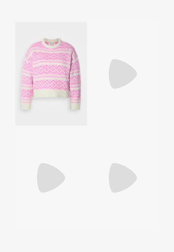 Pleteni pulover v off-white barvi, ki ima rožnat geometrijski vzorec. Okrugli izrez, rebrasti manšeti in rob, skrajšana zasnova. Mehka tekstura.; Svetlo bež delovne hlače z udobnim krojem, z gumbom za zapiranje in z režnimi žepi spredaj. Narejene iz trpežnega bombažnega blaga.; Rjavi usnjeni loaferji s ploskim podplatom, šivanim dizajnom in zlatim kvačkanjem na traku čez vamp.; Zlate obročaste uhane z teksturirano, nepravilno obliko. Imajo brezšivno zapiranje in poliširano površinsko obdelavo, kar poudarja sodoben dizajn.