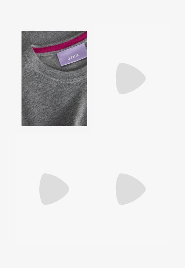 Grauer gestrickter Pullover mit einem gerippten Rundhalsausschnitt. Rosa Akzent am inneren Ausschnitt. Etikett sichtbar mit "JJXX" auf einem helllila Hintergrund.; Schwarzer, plissierter Rock mit zwei Lederriemen und silbernen Schnallen an der Taille. Hergestellt aus einem glatten, fließenden Stoff.; Zign Stiefel - black; Schwarze Leder-Umhängetasche mit glatter Textur, geschwungenem oberen Rand und einem einzigen Tragegurt. Sie verfügt über einen Reißverschluss und ein minimalistisches Design.