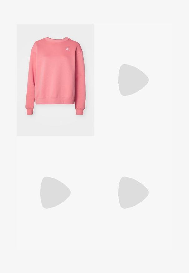 Roze sweatshirt van een zachte stof, met een ronde hals, lange mouwen en een klein wit Jumpman-logo op de borst.; Witte kanten rok met een gestructureerd patroon, voorzien van een asymmetrische zoom en een vloeiende silhout, gemaakt van lichtgewicht stof.; Zwarte leren veterschoenen tot de enkel met een robuuste zwarte zool en gele stiksels. Kenmerkend zijn de trekloop aan de achterkant en de ronde metalen oogjes.; Zwarte, met rits afgesloten schoudertas van een glad materiaal, met een platte vorm, een enkele schouderriem en een klein logoaccent. Minimalistisch ontwerp.