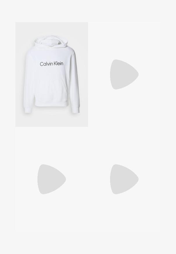 Vit hoodie med ficka på framsidan, med "Calvin Klein" tryckt i mörkgrå text över bröstet. Tillverkad av mjukt tyg.; Vit bomull T-shirt med korta ärmar och rundad halsringning. Har en liten svart "Calvin Klein"-logotyp på vänster bröst.; Ljusblå denimjeans med rak benprofil, som har blekta sektioner, femficksdesign och en klassisk knäppning.; Svarta lädersneakers med perforerad textur, rund tå och platt vit gummisula. Har svarta snören och en diskret logotyp på sidan.