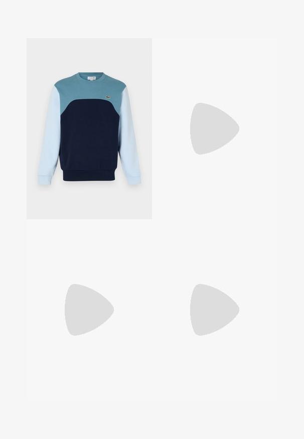 Felpa blu realizzata in cotone. Presenta un design a blocchi di colore con pannelli turchese, blu navy e azzurro chiaro. Include un piccolo logo sul petto.; Pantaloni della tuta azzurro chiaro realizzati in tessuto morbido, con un design affusolato, vita elasticizzata e orli a costole. Piccolo logo sul lato.; Sneaker Lacoste grigie scure in materiale mesh e sintetico, con suola testurizzata e dettagli marroni sul colletto e sul branding.; Marsupio in stampa tie-dye blu scuro con una parte superiore con zip, materiale testurizzato e un logo ben visibile sul davanti.