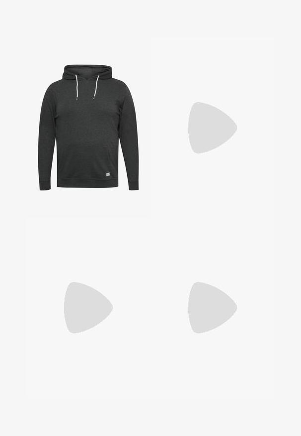 Felpa con cappuccio grigia scura realizzata in morbido tessuto misto. Caratterizzata da una tasca frontale, cordini regolabili e polsini e orlo a coste.; Jeans in denim nero con taglio dritto, dotati di chiusura a bottoni, cinque tasche e dettagli in metallo color rame. Texture liscia.; Stivale alla caviglia in pelle nera con punta affusolata, pannelli laterali elasticizzati, accenti di cuciture verticali e tacco a blocco basso.; Occhiali da sole neri rettangolari con lenti scure, finitura lucida, aste larghe e design della montatura spessa. Nome del marchio inciso su un'asta.