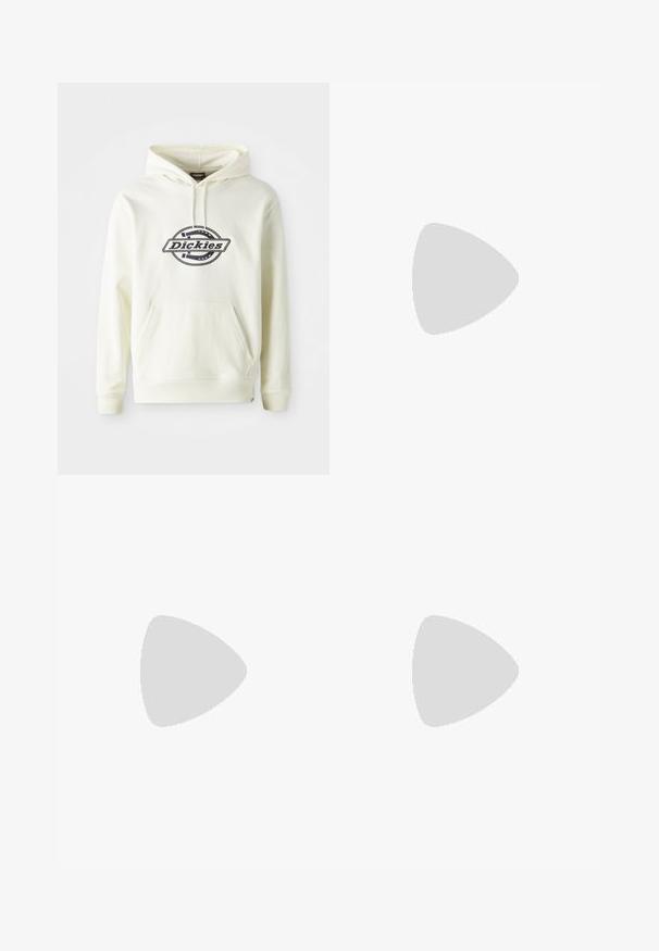 Creme hoodie lavet af blødt stof med en frontlomme. Har et sort logo på et cirkulært design. Ribbede manchetter og stolpe.; Kortærmet T-shirt med rund hals i falmet rustfarve, lavet af blødt bomuld med en diskret logoprint på brystet og synlige sømdetaljer.; Brune, brede bukser i bomuld med knaplukning foran, bæltestropper og en glat, mat tekstur.; Brune ruskinds sneakers med hvide snørebånd og design med sidelister, parret med lysebrune bukser på en grøn gulv.