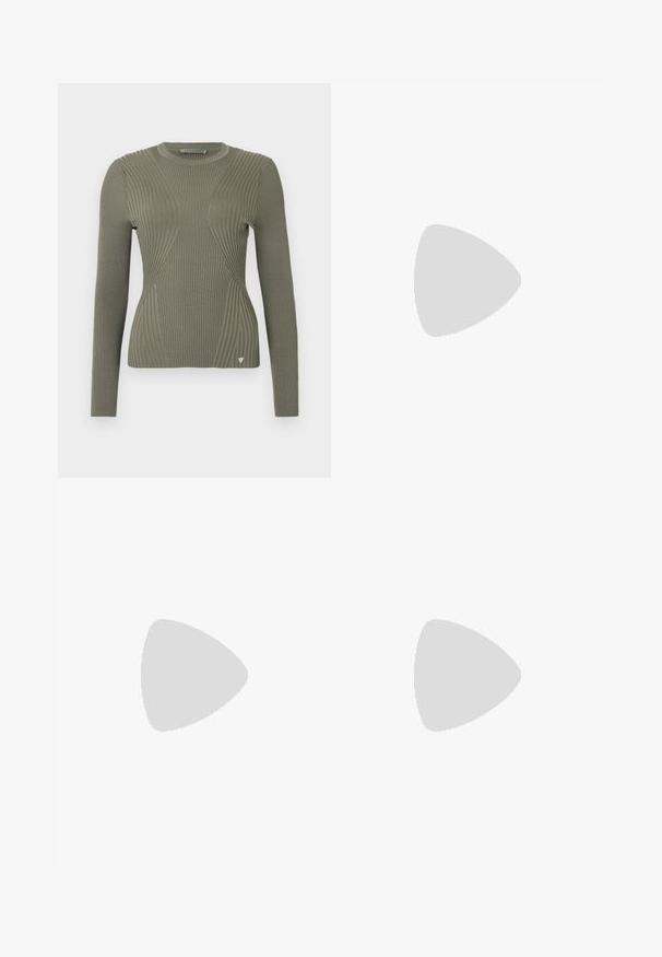 Alyvuogių žalios spalvos pabudinas megztinis su ilgomis rankovėmis, turintis tekstūrinius skyrius ir mažą logotipo akcentą apačioje. Apvalus kaklas.; Juodi džinsai su plačiomis klešnėmis ir aukštu liemeniu, turintys dvi priekines kišenes, sidabro spalvos apdaila ir matoma siūlų detalizacija priekyje.; Juodos lakinės odos aukštakulnės su smailiu koja, reguliuojamais kulkšnies dirželiais ir lieknu kulnu. Lygus paviršius su blizgiu apdaila.; Juoda odinė rankinė su struktūrizuotu dizainu, turi trumpą formą, viršutinę rankeną ir auksinius akcentus. Pridėtas reguliuojamas peties diržas.