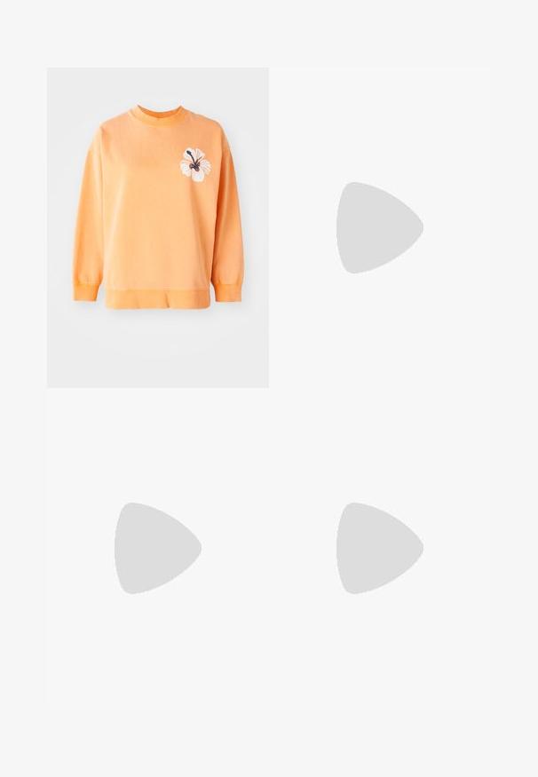 Sweatshirt en coton doux orange clair avec un col rond et des poignets côtelés. Présente un motif floral blanc sur le côté gauche.; T-shirt à manches courtes bleu clair en coton, avec une petite poche poitrine dotée d'une étiquette logo. Encolure ronde simple, texture lisse.; Shorts en denim beige à taille haute, avec fermeture par bouton et poches avant. Présente une coupe décontractée et ample, avec des bords légèrement effilochés.; Baskets en daim rose avec trois rayures jaunes, bout rond et semelle en caoutchouc texturée. Design profil bas avec un col rembourré.