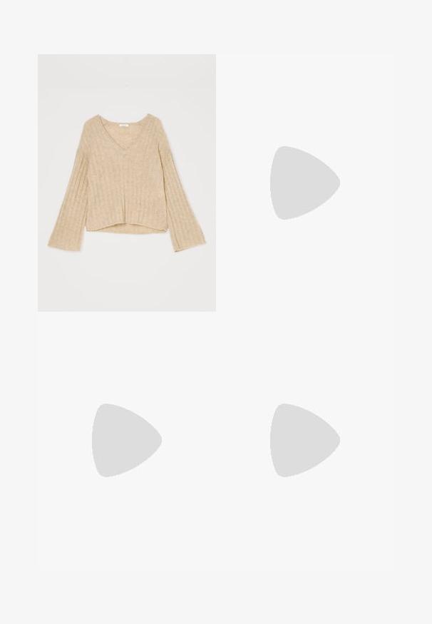 By Malene Birger CIMONE - Pullover - beige; Pantalons taille haute marron avec des plis, fabriqués en tissu lisse. Coupe ample, design droit, avec passants de ceinture et fermeture éclair.; Chaussure à talon métallique doré avec un bout pointu, une lanière de cheville dotée d'une boucle circulaire et un design de talon épais. Texture lisse.; Sac en paille tressée beige avec une forme courbée, une courte poignée et une fermeture éclair sur le côté. Présente une surface texturée et un design minimaliste.