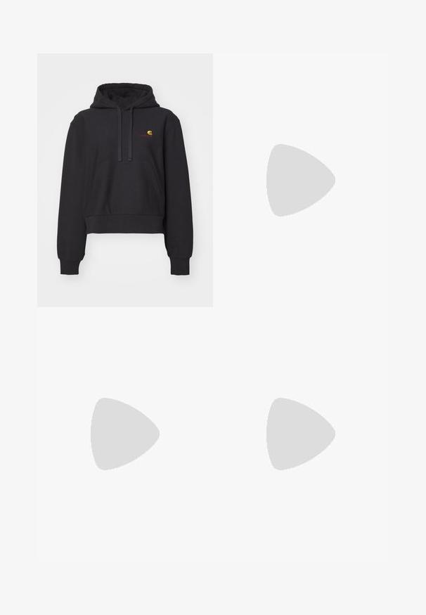 Schwarze, verkürzte Kapuzenjacke aus weichem Stoff, mit Kängurutasche, Kordelzugkapuze und gesticktem Logo in Gelb und Rot.; Hellblaue Denim-Shorts im geraden Schnitt mit Fünf-Taschen-Design und kontrastierenden Nähten. Mit einem Knopf- und Reißverschluss ausgestattet.; Burgunderfarbene Lederloafers mit glatter Oberfläche, einem hervorgehobenen Nahtdetail und einer Gummisohle. Mit einer abgerundeten Zehenform und minimalem Zubehör gestaltet.; Braune Ledertasche mit zwei langen Tragegriffen, einer strukturierten rechteckigen Form, glatter Textur und abgerundeten Kanten. Besitzt Akzentdetails an den Griffen.