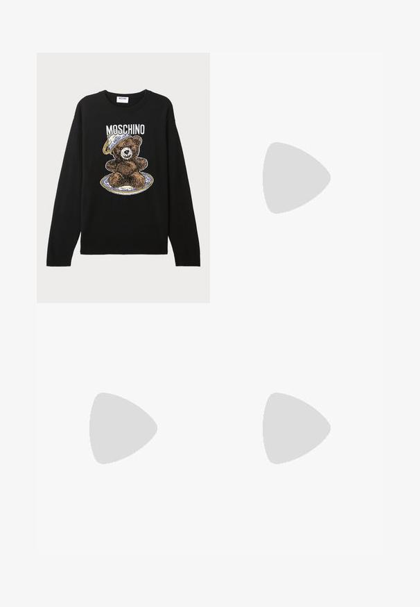 Svart stickad tröja med en björn grafik som bär en hatt, omgiven av en tallrikdesign. Texten "MOSCHINO" står ovanför björnen.; Vit bomulls t-shirt med rund halsringning och korta ärmar, med en svart "Porsche BOSS" logotyp på vänster bröstområde.; Beiga bomullbyxor med rak benform, utrustade med knappstängning och veck framtill för extra detalj.; Sportskor har en blå syntetisk ovandel med grå detaljer, texturerade inslag, snörning och en svart gummisula.