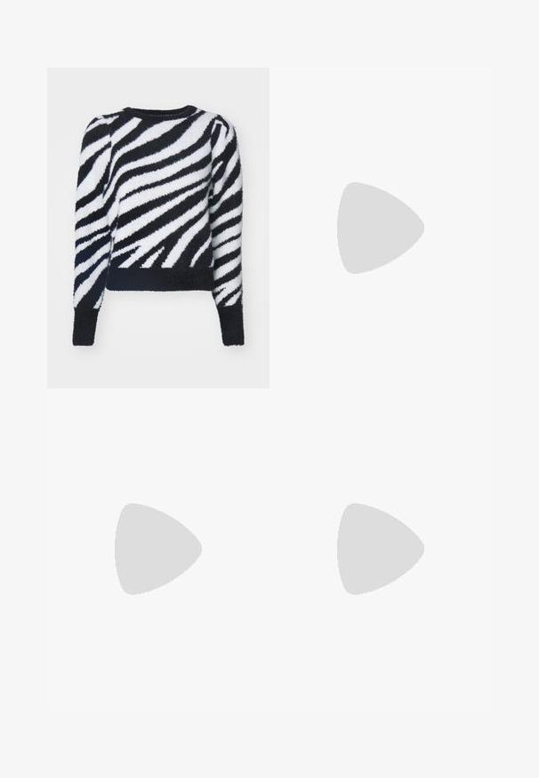 Fekete-fehér bolyhos pulóver zebra csíkos mintával, kerek nyakkivágással és hosszú ujjakkal, cropped fazonnal és puha textúrával.; Sötétkék denim széles lábú farmernadrág. Öt zsebbel, övhurkokkal és nyers szegéllyel az alján, amelyen látható varrási részletek találhatók.; Áttetsző anyagú, hegyes orrú, tiszta stiletto sarokcipő, fémes ezüst díszítéssel és állítható bokahevederrel.; Fekete bőrtáska ívelt formával, levehető pánttal és arany színű fémrészekkel. A táskán egy csattal díszített fedél található.