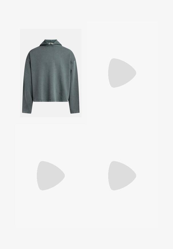 Grijze-groene cropped hoodie van een textuurstof, met lange mouwen en een driehoekige capuchon. Heeft een gestikte zoom en een label aan de zijkant.; Zwarte polo met korte mouwen, voorzien van een gestructureerd, abstract patroon. De kraag is plat en iets geopend, wat het ontspannen ontwerp benadrukt.; Leren denim shorts in lichtblauw met een klassieke snit. Bevat vijf zakken, oranje stikselaccenten en ruwe zoomranden.; Zwarte leren loafers met een gladde afwerking, ronde neus en decoratieve stiksels op de wreef. Lage gestapelde hak en een lichte glans.