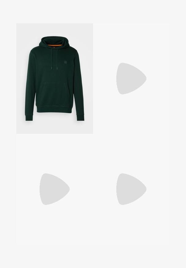 Dunkelgrüner Kapuzenpullover mit Kängurutasche, verstellbarem Kordelzug an der Kapuze und kleinem Logopatch auf der Brust. Weicher Stoff.; Schwarzes, kurzärmeliges T-Shirt aus weichem Stoff, mit rundem Ausschnitt und einem dezenten Logo auf der Vorderseite. Der Innensaum hat einen orangefarbenen Akzent.; Marineblaues Tuchhosen aus glattem Stoff, mit schlanker Passform, Gürtelschlaufen und einem verdeckten Reißverschluss. Keine auffälligen Muster oder Akzente vorhanden.; Schwarze Sneaker mit glattem Synthetikoberteil, runder Zehenpartie, flachen Schnürsenkeln und einer gerippten Gummisohle. Minimalistisches Design mit genähten Akzenten.
