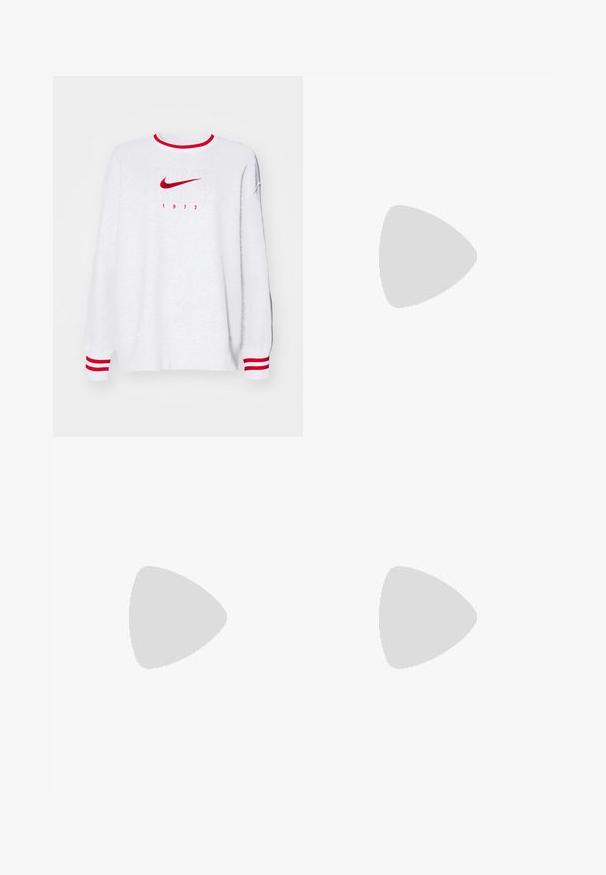 Hvit sweatshirt laget av bomull, med en rød Nike-logo, grafikk av "1972" og røde striper på mansjettene og halslinningen.; Lysegrå collegebukser med snor i livet, smalnede ben og en liten hvit logo på venstre lår. Laget av et mykt, teksturert stoff.; Hvite sportsko med mesh-overdel, sølvfargede detaljer og et unikt spiral såle-design. Har polstret krage og snøring for tilpasning.; Sølv ringøredobber med en glatt, polert overflate og en tynn, sirkulær form. Designet har en sikker clasp.