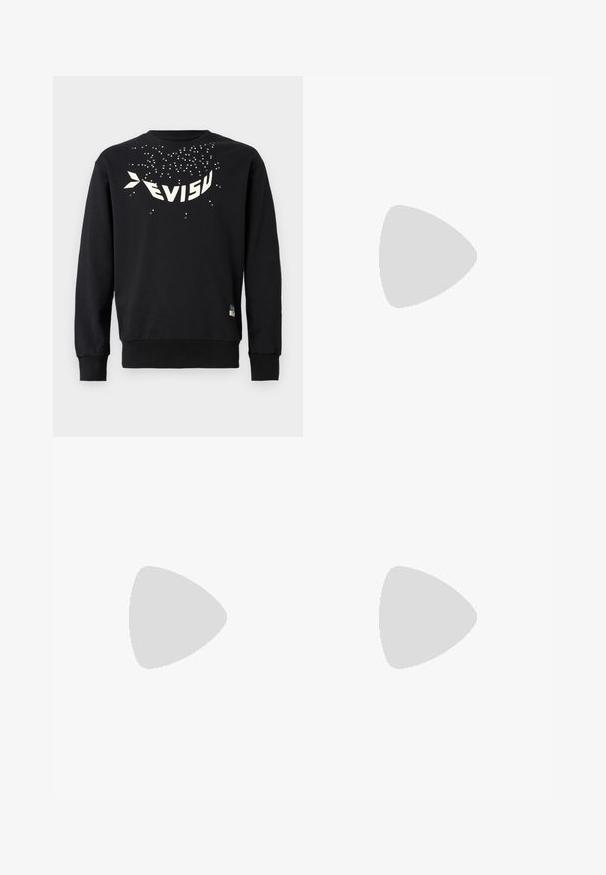 Sweat-shirt noir en coton avec un col rond. Il présente un grand design graphique blanc et des accents à pois dispersés sur la poitrine.; Shorts de bain noirs avec un motif floral brillant en gris clair. Taille élastique avec cordon de serrage et détail du logo sur le côté inférieur droit.; Baskets en cuir blanc avec une finition lisse, bout arrondi, lacets plats et semelle texturée. Présente un logo discret sur le talon.; Lunettes de soleil avec une monture noire élégante, des verres dégradés allant du violet à l'orange présentant un motif de logo vert répété. Design angulaire et branches fines.