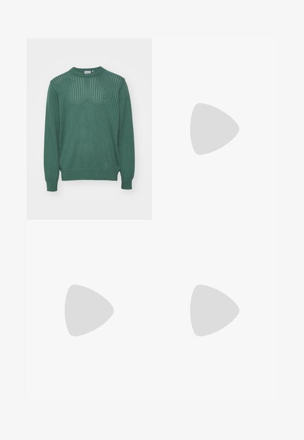 Carhartt WIP CALEB  - Svetr - duck green; Černé cargo kalhoty s rovnou nohavicí. Vyrobené z odolného materiálu, obsahují dvě boční kapsy se zapínáním na klopu a knoflíkový zip.; Bílé sportovní boty s texturovanými překryvy, masivní podrážkou a šedými akcenty. Na nohou mají bílé ponožky a zelené šortky na modrém povrchu.; Černá crossbody taška s hlavním oddílem na zip, přední kapsou, nastavitelním popruhem a viditelnou logem na klopě.