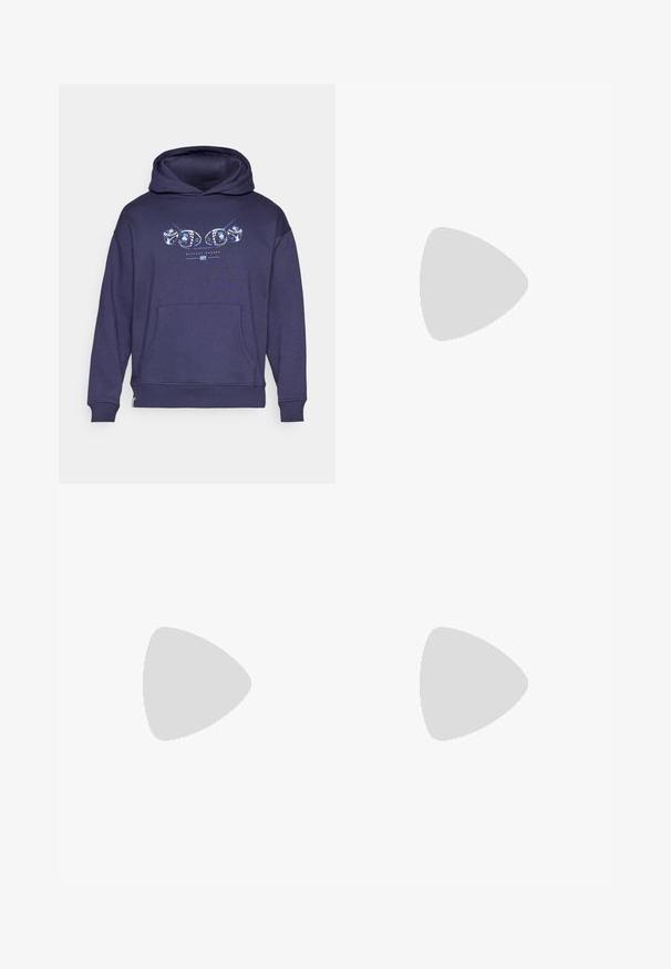 Námořnická modrá mikina s kapucí a přední kapsou, zdobená grafickým potiskem kostek a textem "DĚLAČI HISTORIE". Vyrobena z měkké látky, s ribovanými manžetami.; Tři bílé žebrované tílka vyrobené z bavlny. Mají kulatý výstřih a malé černé štítky poblíž lemu. Dostupné v několika velikostech.; Světle modré teplákové kalhoty s elastickým pasem, s malým červeným logem Nike a textem "Sportovní oddělení". Měkký bavlněný materiál.; Bílé sportovní boty s texturovanými překryvy, masivní podrážkou a šedými akcenty. Na nohou mají bílé ponožky a zelené šortky na modrém povrchu.