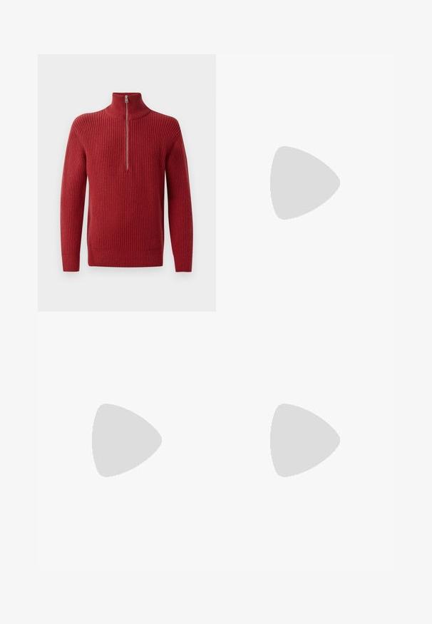 Roter gerippter Strickpullover mit hochgeschlossenem Kragen und halber Reißverschlussöffnung. Die Textur ist strukturiert und warm, geeignet für kühlere Wetterbedingungen.; Weißes Baumwoll-T-Shirt mit kurzen Ärmeln, rundem Ausschnitt und geradem Schnitt. Glatte Textur ohne sichtbare Muster oder Akzente.; Weiße Leinenhose im geraden Schnitt, mit zwei frontalen Taschen und einem Knopfverschluss. Glatte Textur, keine sichtbaren Muster oder Akzente.; Braune Wildlederschuhe mit runder Spitze und niedrigem Absatz, mit detaillierten Nähten entlang der Nähte und einer Schnürung auf der Vorderseite. Weiche Textur mit schlankem Design.