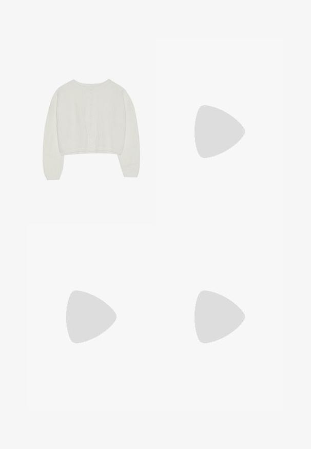 Pull court blanc avec texture en maille torsadée, manches larges et col rond, présentant un motif texturé dans le dos.; Jeans en denim bleu foncé avec une taille haute, un design à jambes larges, des poches avant et arrière, et une légère décoloration. Quincaillerie en métal sur la taille.; Des chaussures de sport argentées avec une finition lisse et brillante, présentant un design cousu et le numéro 90 sur le côté, assorties à un pantalon blanc.; Lunettes de soleil aviateur avec des verres dégradés bleus, une monture en métal argenté et des accents décoratifs en forme d'étoile sur les verres. Design lisse et élégant.