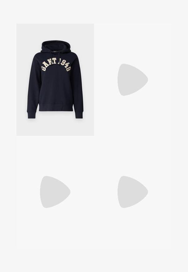 Sweat-shirt à capuche bleu marine en tissu doux. Il présente une poche kangourou, des poignets côtelés et une broderie contrastante "GANT 1949" sur la poitrine.; Jeans en denim bleu clair avec taille haute, coupe large, deux poches latérales et design plissé. Texture douce avec une finition décolorée.; Slingback noir à bout pointu avec un petit talon, en cuir lisse et doté d'un design découpé sur le côté pour plus de respirabilité.; Sac à épaule en cuir noir au toucher doux, de forme triangulaire et avec une bandoulière réglable, associé à une chemise à rayures bleu clair et à un pantalon blanc.
